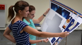 Mają szansę udanie wkroczyć na ścieżkę kariery – stażyści w Chesapeake Białystok Praca, BIZNES - Jeśli wierzyć w zapewnienia, że pierwsza praca ma istotny wpływ na dalszy przebieg kariery zawodowej młodych ludzi, to kilkoro świeżo upieczonych absolwentów i studentów ostatniego roku Politechniki Białostockiej ma szansę na całkiem obiecujący start.