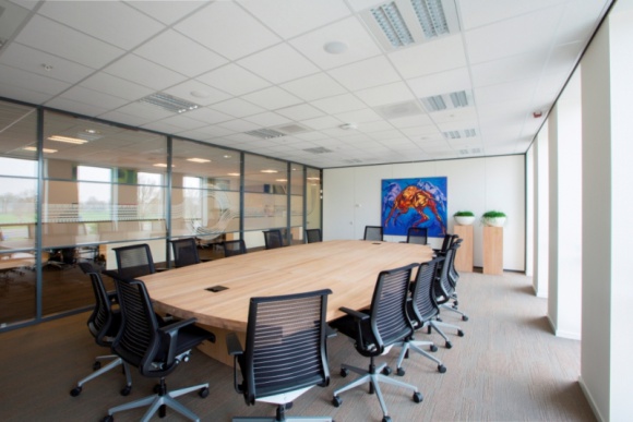 Poufność w biurach Praca, BIZNES - Akustyka w biurze nie sprowadza się jedynie do wytłumienia hałasu w części open space. Równie ważna jest poufność gabinetów i sal konferencyjnych.