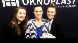 OKNOPLAST na Targach Pracy AGH: z nami warto robić karierę Praca, BIZNES - Jak wynika z ostatniego badania zrealizowanego przez Instytut Badawczy Randstad, ponad jedna trzecia polskich przedsiębiorstw zamierza zwiększyć zatrudnienie w okresie kolejnego półrocza, przy czym przeważająca większość z nich deklaruje chęć zatrudnienia młodych pracowników.