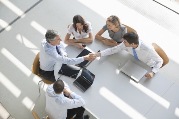 Networking także dla nieśmiałych Praca, BIZNES - By zrobić karierę, trzeba znać właściwych ludzi. I nie chodzi wcale o załatwianie pracy po znajomości, a o coraz popularniejszy także w Polsce networking. Tylko co zrobić, jeśli nie jesteś duszą towarzystwa?