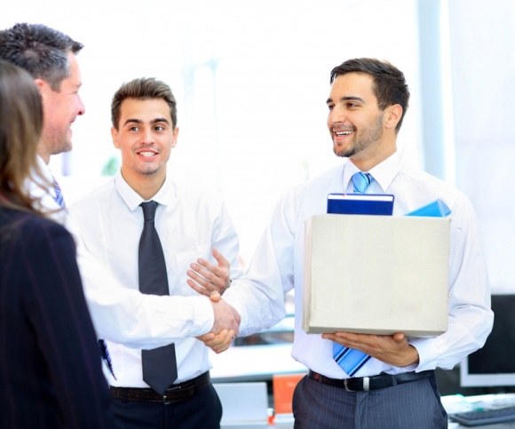 Jak się zintegrować z zespołem w nowej pracy? Praca, BIZNES - Przetrwałeś pierwszy dzień w nowej firmie? Brawo! A teraz skup się na tym, jak stać się cenionym członkiem zespołu. Unikaj błędów nowicjusza, a pójdzie ci jak z płatka.