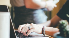 Organizacja programu stażowego w firmie współpracującej ze Smart MBC Praca, BIZNES - Firma XYZ posiada sieć sklepów z artykułami wyposażenia wnętrz w całym kraju. Jest to znana firma na polskim rynku, która swoją politykę opiera na zaangażowaniu stałych pracowników i zagwarantowaniu rozwoju młodym ludziom, którzy chcą podjąć zatrudnienie w ich organizacji.