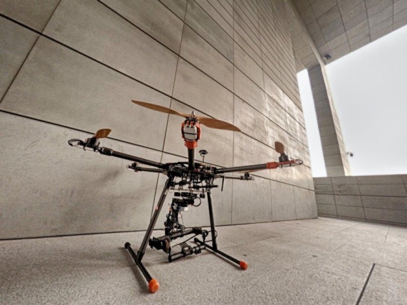 Polska pionierem przepisów prawnych dla dronów BIZNES, Prawo - - Polska jest liderem na arenie międzynarodowej pod względem uregulowanych przepisów używania dronów – mówi Filip Janerka, prezes KD Aerial Technology. – Nasz kraj był jednym z pierwszych państw, które wdrożyły regulacje prawne dla bezzałogowców.