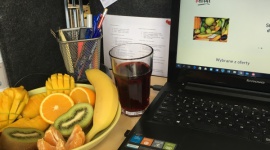 Upalne biuro – jak przetrwać? Praca, BIZNES - Nadeszło lato – okres w którym zamiast biura marzy nam się plaża. Niestety urlop nie trwa wiecznie i część lata spędzamy w pracy. Jak przetrwać te upalne dni?