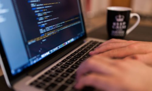 Pracodawca na rynku pracownika – jak firmy z branży IT przyciągają kandydatów?