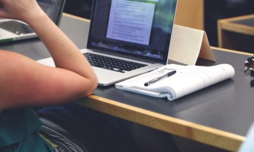 Praca za granicą. Czy zalicza się do stażu pracy w Polsce?