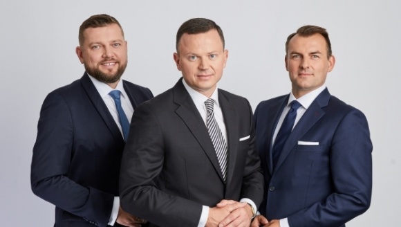 Rączkowski, Kwieciński Adwokaci zmienia się w RK Legal BIZNES, Prawo - Kancelaria Rączkowski Kwieciński Adwokaci z okazji swojego jubileuszu wprowadza nową nazwę - RK LEGAL - łączącą wszystkie oferowane usługi pod jedną marką oraz zmienia szatę graficzną.