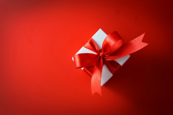 Premie świąteczne i noworoczne w firmach. Czy polscy pracodawcy są hojni? Praca, BIZNES - W Polsce na finansowe bonusy świąteczne może liczyć 19 proc. pracowników. Tyle samo dostanie premię noworoczną