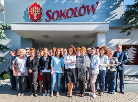 Sokołów Solidnym Pracodawcą Roku 2017 Praca, BIZNES - Po wnikliwej analizie opinii o firmie, podejścia do pracowników, ścieżek kariery, warunków pracy czy też możliwości rozwoju, decyzją Kapituły Konkursowej Grupa „Sokołów” S.A. otrzymała prestiżowy tytuł „Solidny Pracodawca Roku 2017”.