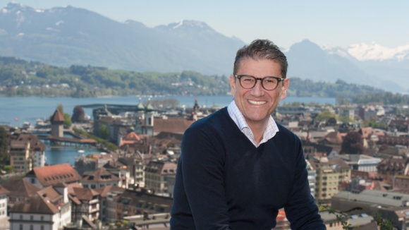 Jak znaleźć i utrzymać talenty w organizacji Praca, BIZNES - Rynek staje się coraz bardziej wyspecjalizowany, a równocześnie grupa osób posiadających szczególne cenione kwalifikacje jest coraz mniejsza. Poznaj strategię na wygrywanie „walki o talenty” i znajdź idealnych pracowników o wysokich kompetencjach.