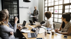 W oczekiwaniu na nowy Kodeks Pracy BIZNES, Prawo - Wciąż obowiązujący Kodeks Pracy opiera się na ustawie z 1974 roku, a więc z okresu, kiedy w Polsce nie tylko panował inny ustrój, ale też nie istniało chociażby pojęcie elastycznych form zatrudnienia.