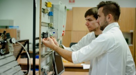 Ruszył nabór do klasy pod patronatem KAN. Nowy kierunek w Białymstoku. Praca, BIZNES - „Operator maszyn i urządzeń do przetwórstwa tworzyw sztucznych” – to obecnie jeden z najbardziej pożądanych zawodów na podlaskim rynku pracy. Chętni do nauki na tym kierunku mogą już składać dokumenty.