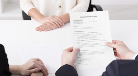 Jak stworzyć profesjonalne CV? Porady rekrutera. Praca, BIZNES - Odpowiednie zdjęcie, przemyślany układ informacji, dobrze dobrane fonty. To jedne z elementów, które sprawiają, że dane CV prezentuje się lepiej niż 90% przesłanych przez pozostałych kandydatów dokumentów. Jak zatem sprawić, aby CV wyglądało profesjonalnie?
