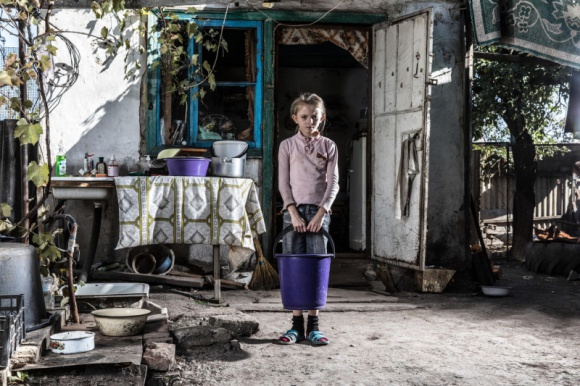 Eskalacja konfliktu we wschodniej Ukrainie: miliony osób odcięte od wody BIZNES, Polityka zagraniczna - Kijów/Genewa, 4 lipca 2019 r. – Eskalacja konfliktu we wschodniej Ukrainie zagraża dostępowi do czystej wody i sanitariatów dla 3,2 mln osób, w tym 500 tys. dzieci. Pracownicy wodociągów ryzykują utratę życia, naprawiając zniszczoną infrastrukturę.