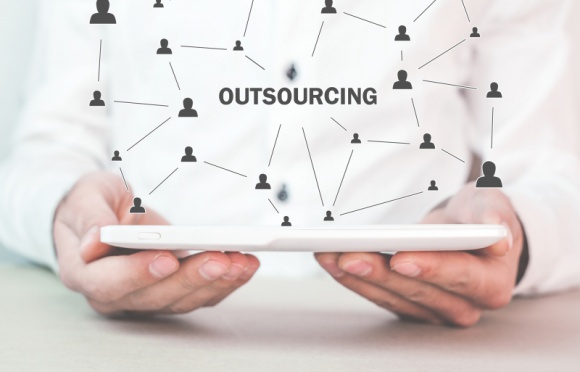 Zalety outsourcingu funkcji administracyjnych Praca, BIZNES - Outsourcing jest znanym na całym świecie systemem wykorzystywania źródeł zewnętrznych. Staje się on także coraz bardziej popularnym rozwiązaniem w Polsce. Jakie są zalety korzystania z tego rozwiązania? Co może zyskać klient, a co potencjalny pracownik?