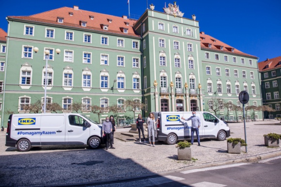 IKEA pomaga wyposażyć gminne centra kwarantanny w Szczecinie. #PomagamyRazem Samorządy, BIZNES - W trudnych momentach zawsze można liczyć na sąsiadów. Troska o lokalną społeczność jest jedną z podstawowych wartości IKEA.