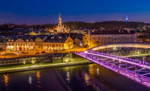 Przez koronawirusa samorządy wygaszają miasta. "Oszczędzamy 20 tys. zł dziennie" Samorządy, BIZNES - Suwałki i Sandomierz redukują światło uliczne w nocy, Olsztyn z kolei wyłącza iluminacje na zabytkach. Na największe zmiany w oświetleniu miasta zdecydował się jednak Kraków.