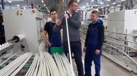 Nauka zawodu z unijnym wsparciem. Patronacka klasa KAN Praca, BIZNES - Na podlaskim rynku pracy rośnie zapotrzebowanie na operatorów maszyn i urządzeń do przetwórstwa tworzyw sztucznych. Chętni do nauki na tym kierunku mogą jeszcze składać dokumenty w ramach rekrutacji dodatkowej.