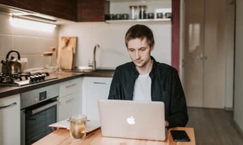 Co dalej z „home office”? Praca zdalna może na stałe trafić do kodeksu pracy.