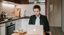 Co dalej z „home office”? Praca zdalna może na stałe trafić do kodeksu pracy. Praca, BIZNES - Pandemia koronawirusa spowodowała zmiany w trybie pracy. Pracodawcy, ze względów bezpieczeństwa, polecili pracę zdalną w domowym zaciszu. Praca na „home office” zyskała wielu zwolenników i już wkrótce może stać się podstawową formą świadczenia pracy biurowej.