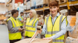 Branża logistyczna szuka rąk do pracy Praca, BIZNES - Druga fala pandemii i ograniczenia w handlu tradycyjnym spowodowały dalszy wzrost popytu na zakupy online. Z powodu koronawirusa Polacy coraz chętniej i coraz więcej kupują przez internet, a do tego właśnie rozpoczęła się gorączka przedświątecznych zakupów.