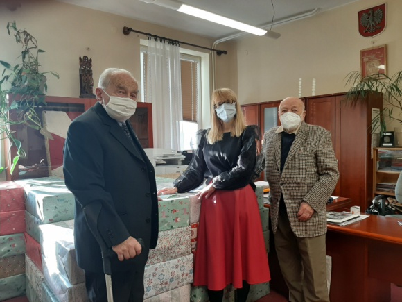 Kilkuset Powstańców Warszawskich otrzyma świąteczne paczki Problemy społeczne, BIZNES - Rozpoczęła się kolejna edycja świątecznej akcji „Pamiętam, pomagam”, podczas której kilkuset Powstańców Warszawskich otrzyma paczki z żywnością. Znajdują się w nich delikatesowe produkty: wędliny, wypieki, herbaty, kawy, produkty świąteczne oraz słodycze.