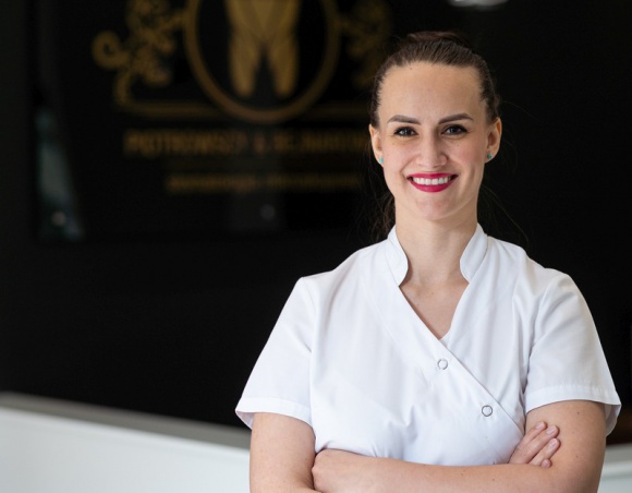 Zdrowie, BIZNES - Niewielkie ale bolesne, pojawiają się na języku, podniebieniu, gardle oraz na wewnętrznej części policzków i warg., Zapytaj stomatologa: Biały nalot, ból i uczucie dyskomfortu w jamie ustnej Zdrowie, BIZNES - Niewielkie ale bolesne, pojawiają się na języku, podniebieniu, gardle oraz na wewnętrznej części policzków i warg.